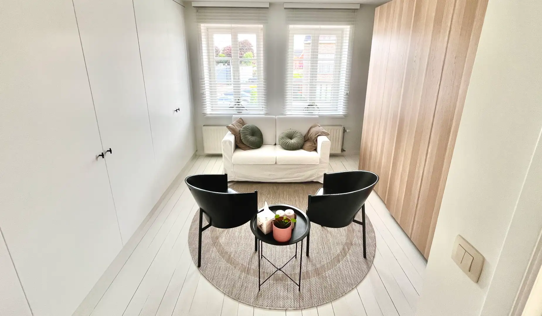 consult corner met zetel, tafeltje en twee stoelen