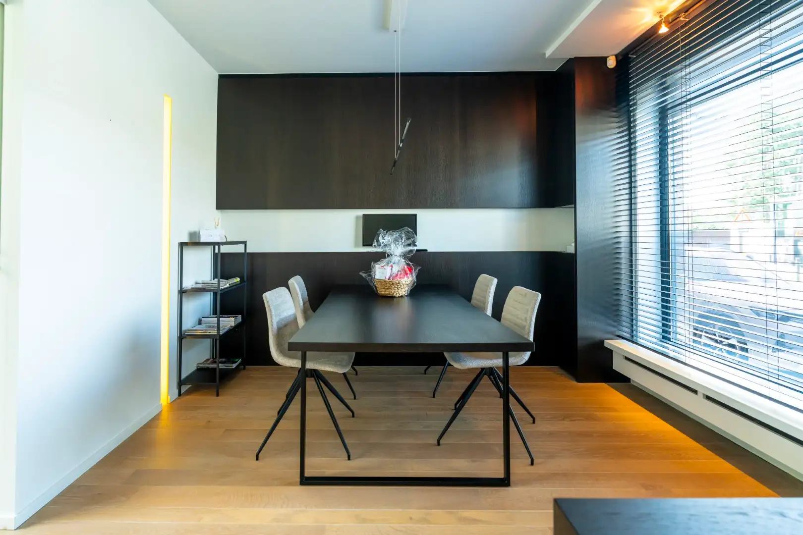 Kleine vergaderruimte met een tafel en 4 stoelen
