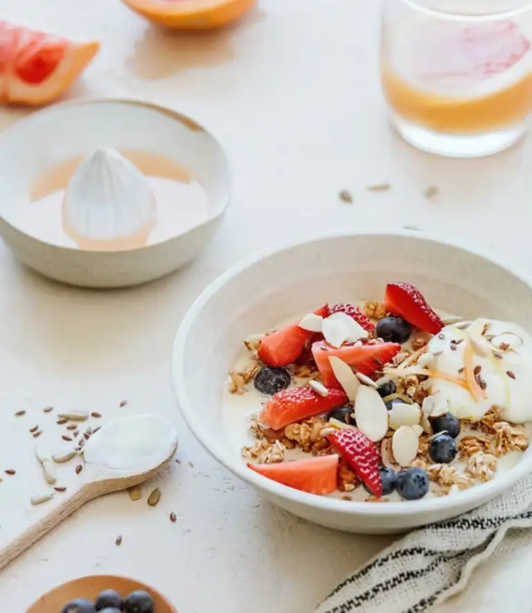 ontbijt met granola en yoghurt